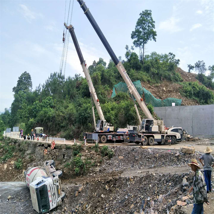 湘潭汽车掉沟里叫吊车救援要多少钱
